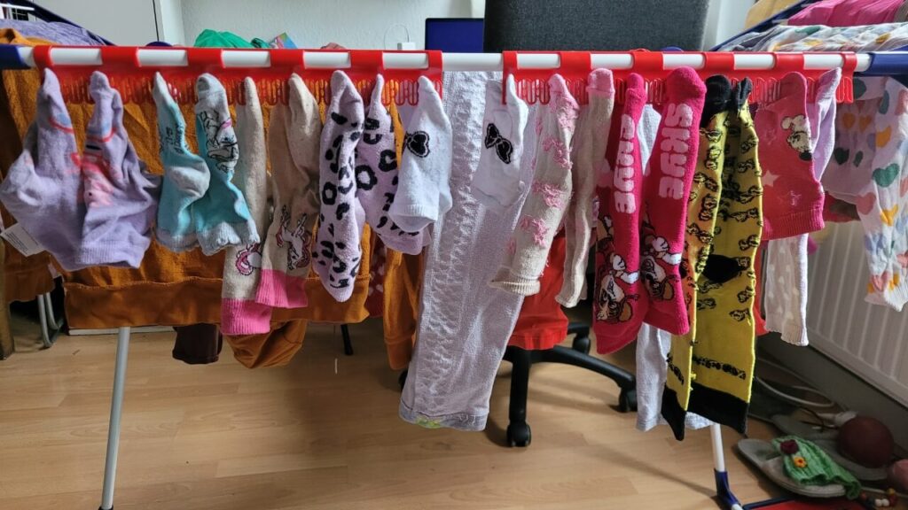 Viele Socken am Keinteilehalter von Leifheit Wäscheständer